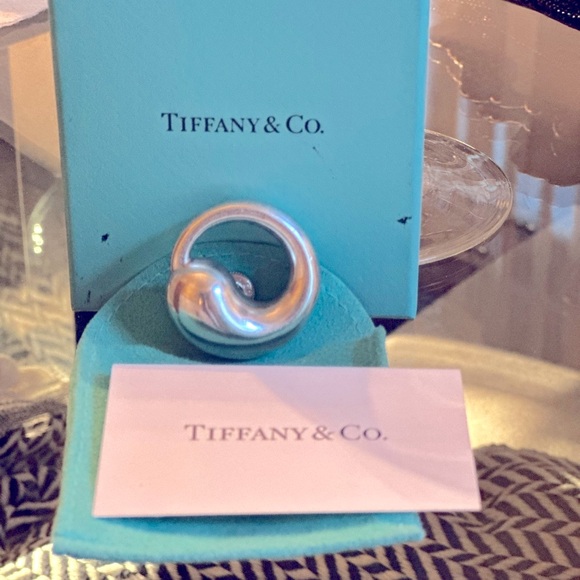 Tiffany & Co Eternal Circle
Infinity Pendant Extra Large - Picture 3 of 10